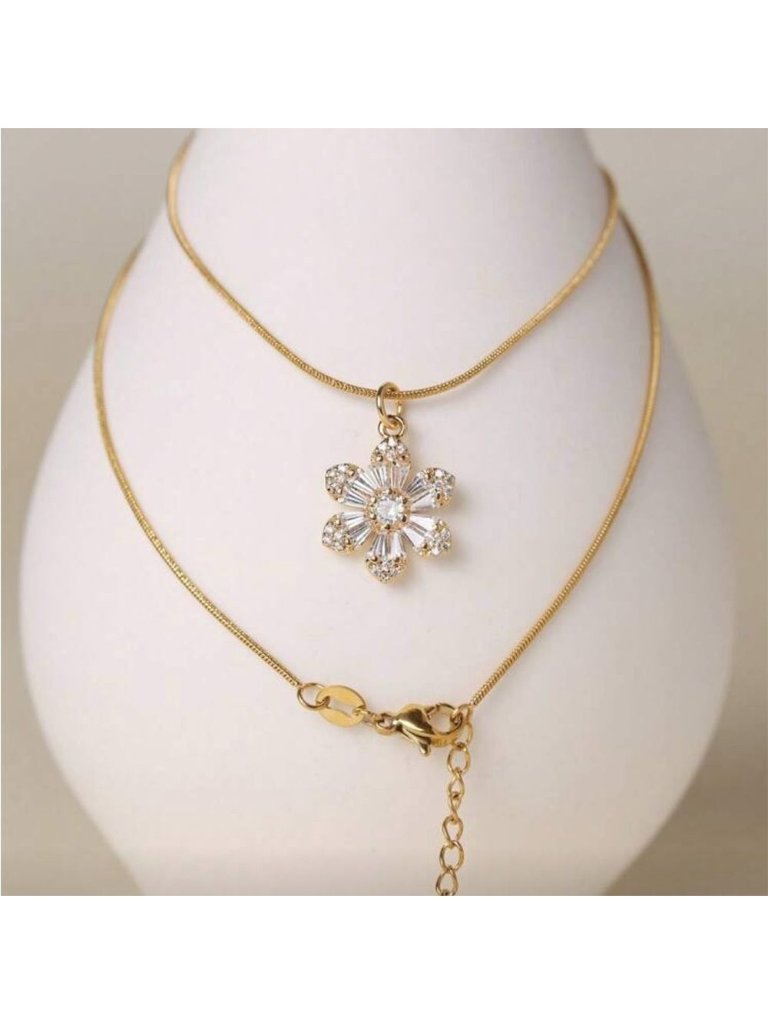 Gold Flower Pendant Necklace Q653